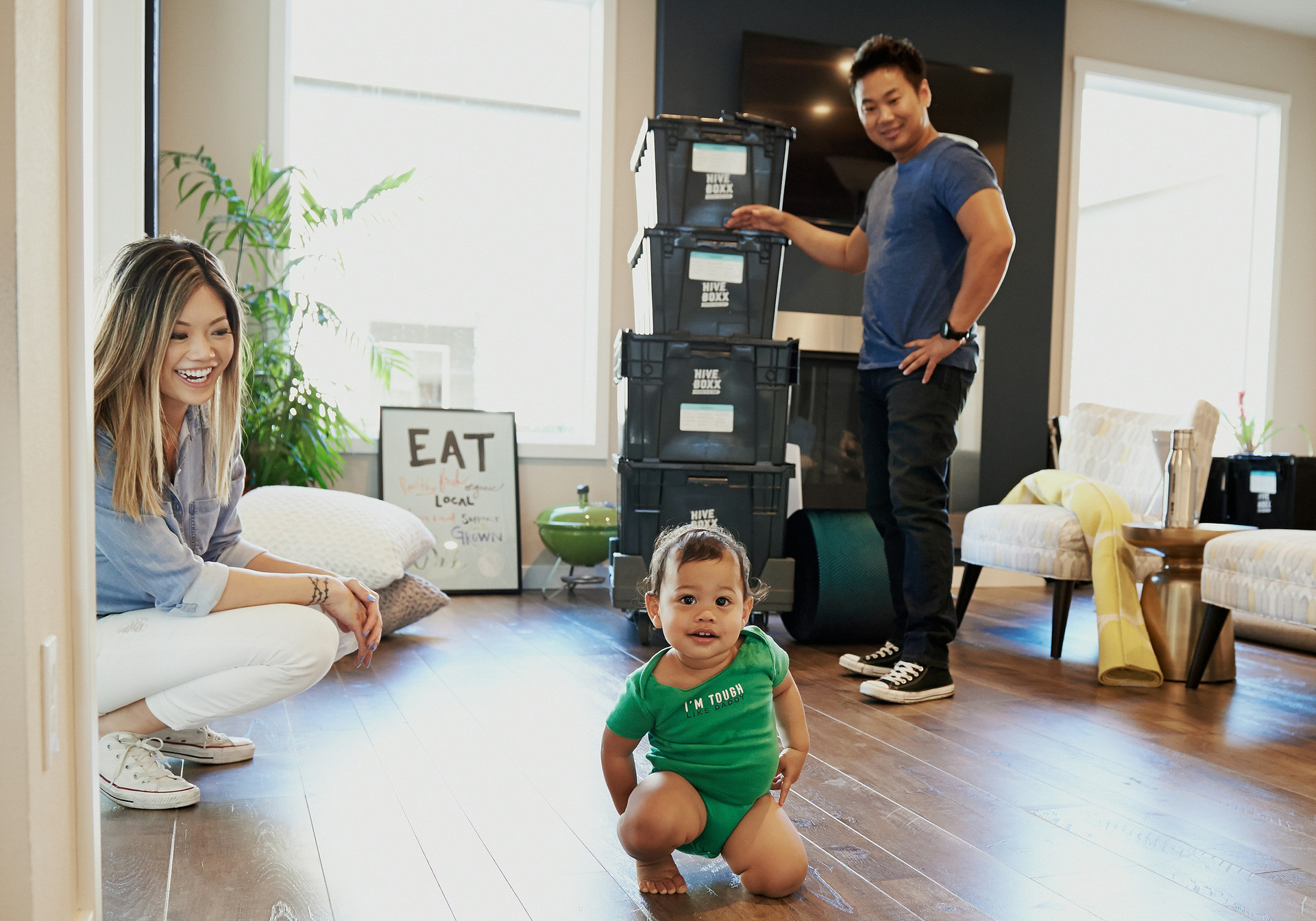 Famille et son bébé dans leur nouveau salon après le déménagement